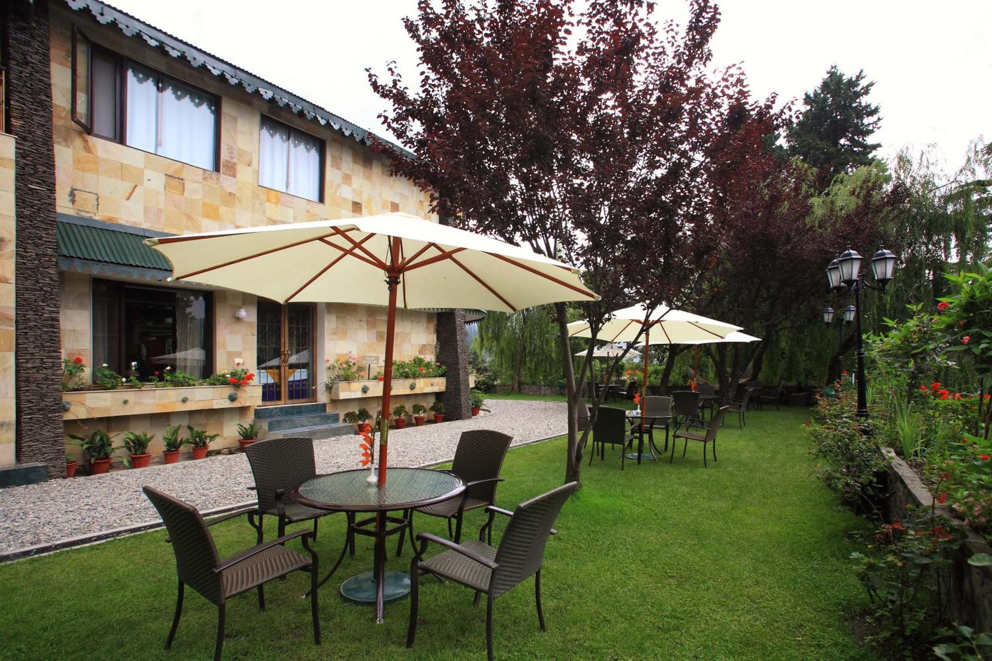 Shervani Hilltop Resort Nainital Esterno foto